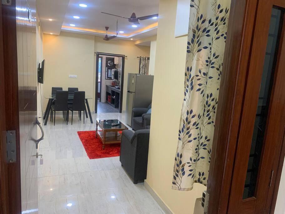 uma sala de estar com um sofá e uma mesa em Valley House-6: Premium Fully Equipped 2BR Apt em Hyderabad