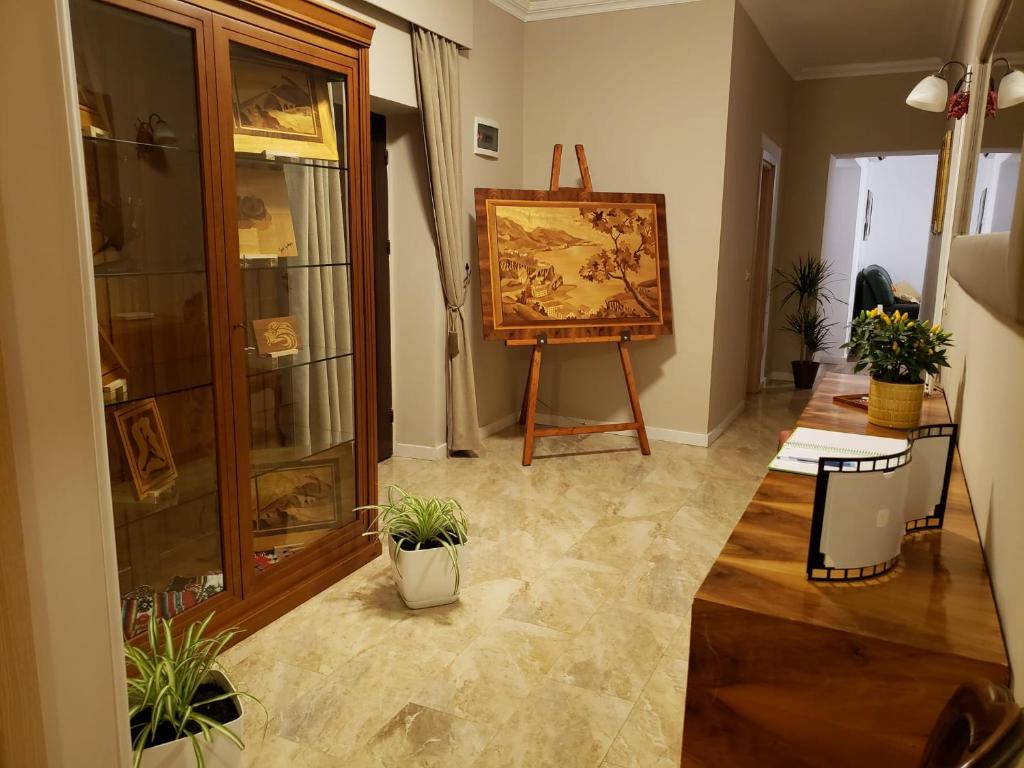 una habitación con una pintura en un puesto junto a una pintura en Art Gallery Apartments Tirana en Tirana
