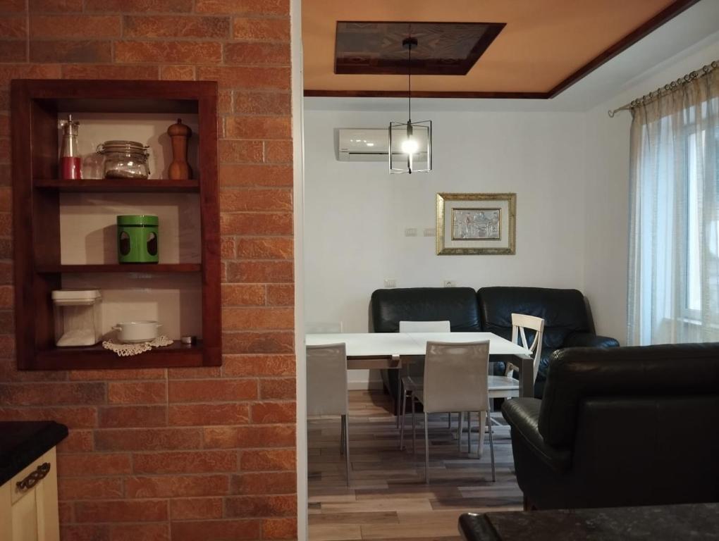 Posezení v ubytování Art Gallery Apartments Tirana 1