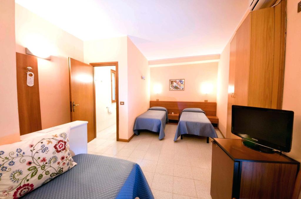 TV a/nebo společenská místnost v ubytování Hotel Viterbo Inn