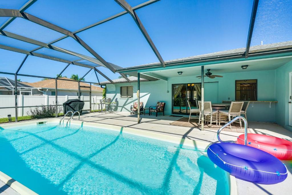 una piscina en una casa con techo en Bright and Modern Cape Coral Home with Private Pool, en Cabo Coral