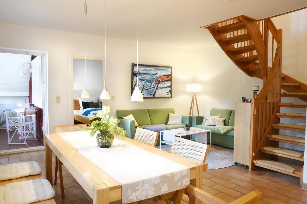 una sala de estar con una mesa y un sofá en Fewo Amber Sonne, en Prerow