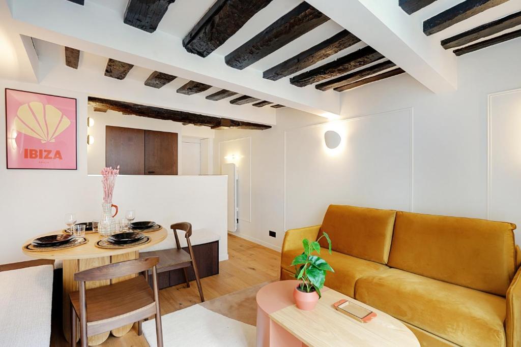 un salon avec un canapé et une table dans l'établissement Amazing apartment 6P/2BR - Bastille, à Paris