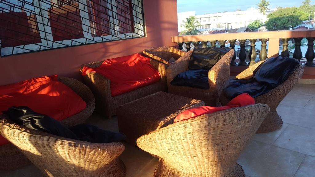un grupo de sillas alineadas contra una pared en Villa CALI SIERRA, en Sambava