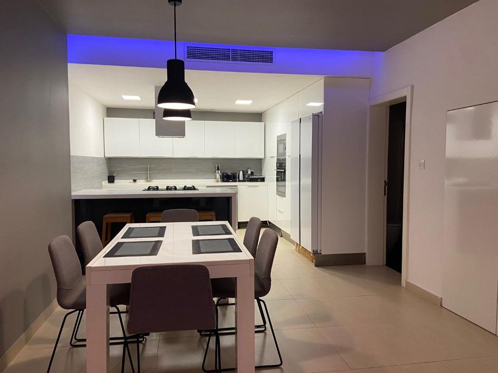 Una cocina o zona de cocina en St Julians Apt with Pool