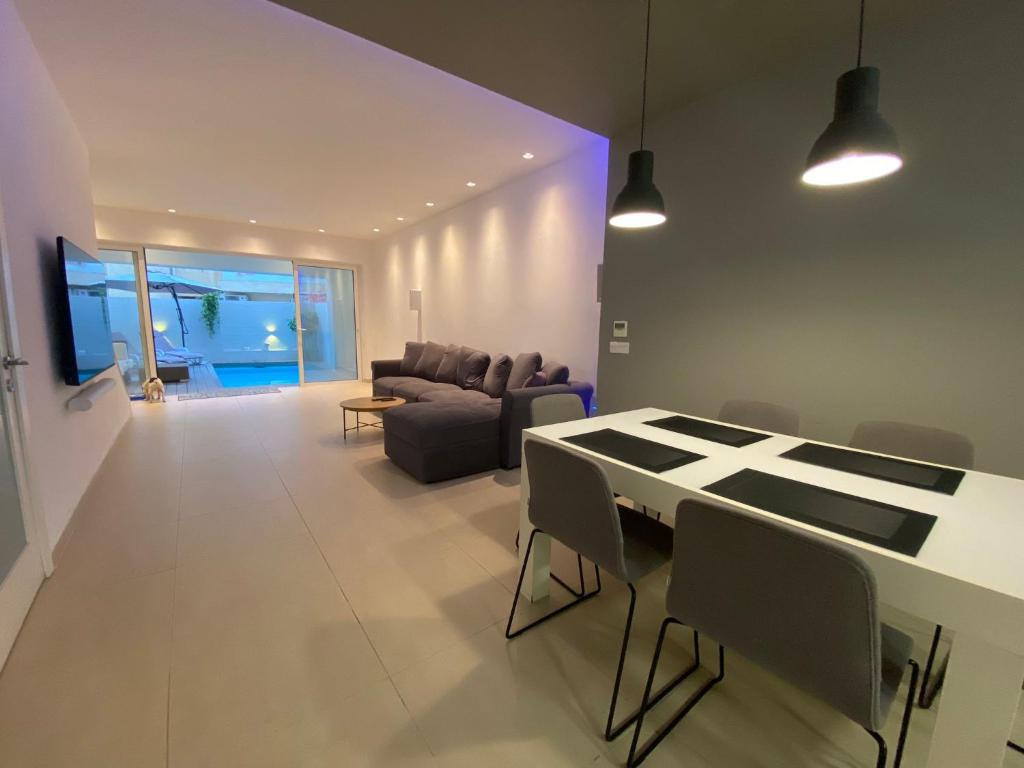 Zona de estar de St Julians Apt with Pool