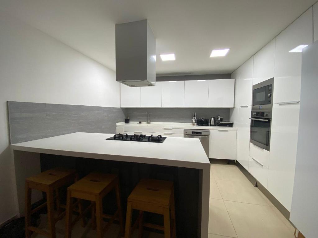 Una cocina o zona de cocina en St Julians Apt with Pool