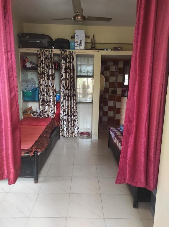 巴蘭卡韋梅哈的住宿－ULTIMUS Homestay，一间设有两张床和红色窗帘的房间