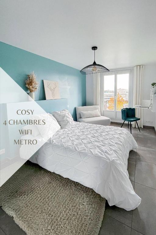 - une chambre avec un lit blanc et un mur bleu dans l'établissement Appart'hodromme Longchamp, à Rennes