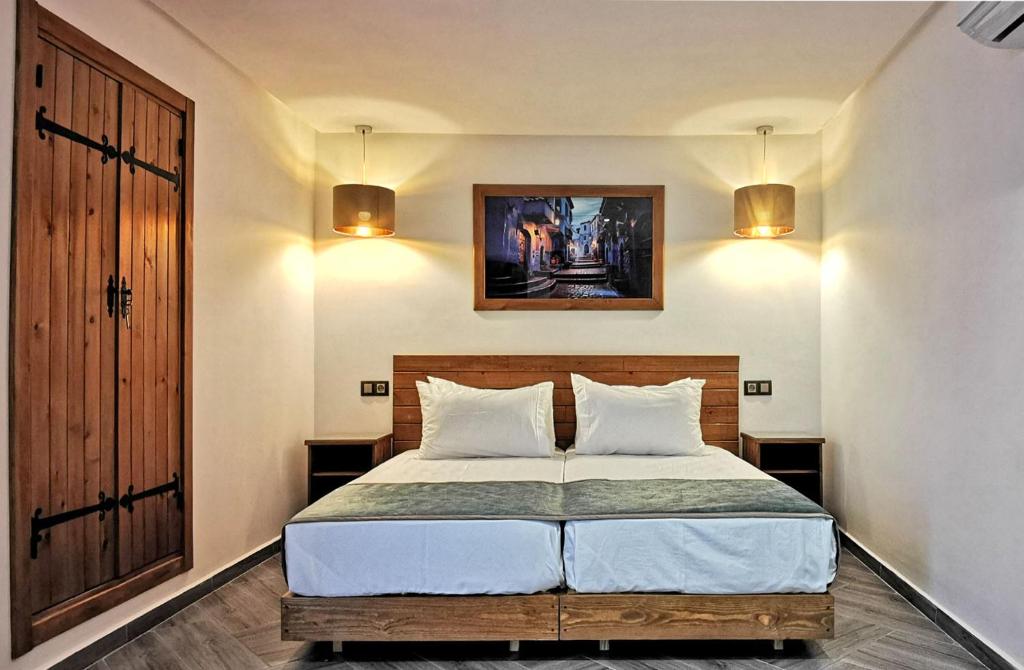 Postel nebo postele na pokoji v ubytování Aparthotel Dar Nowara Chaouen