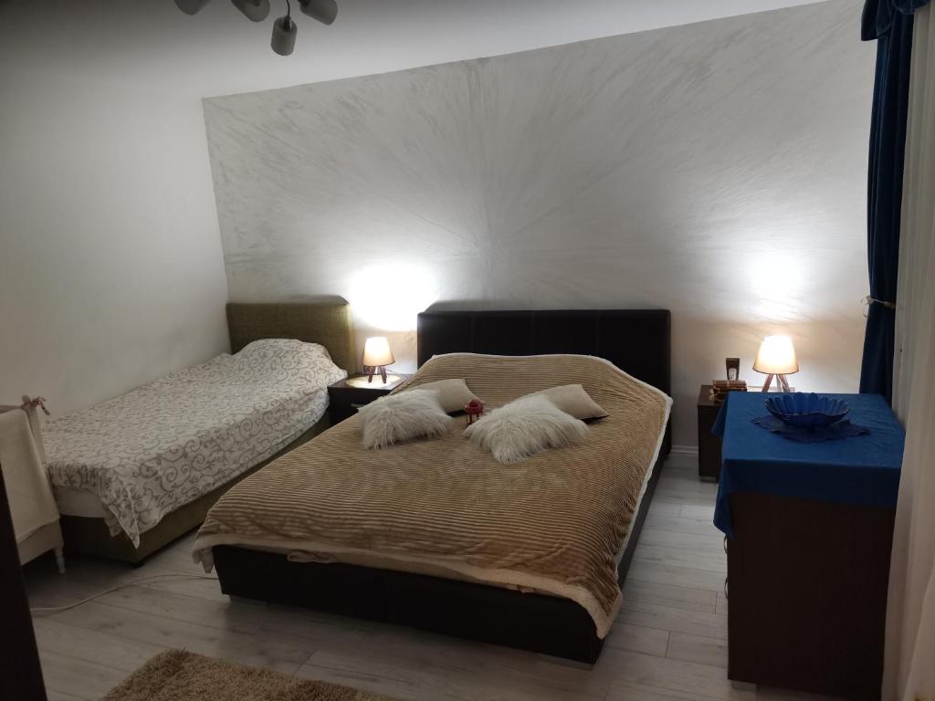 1 dormitorio con 2 camas y mesa azul en Vila Ivana, 