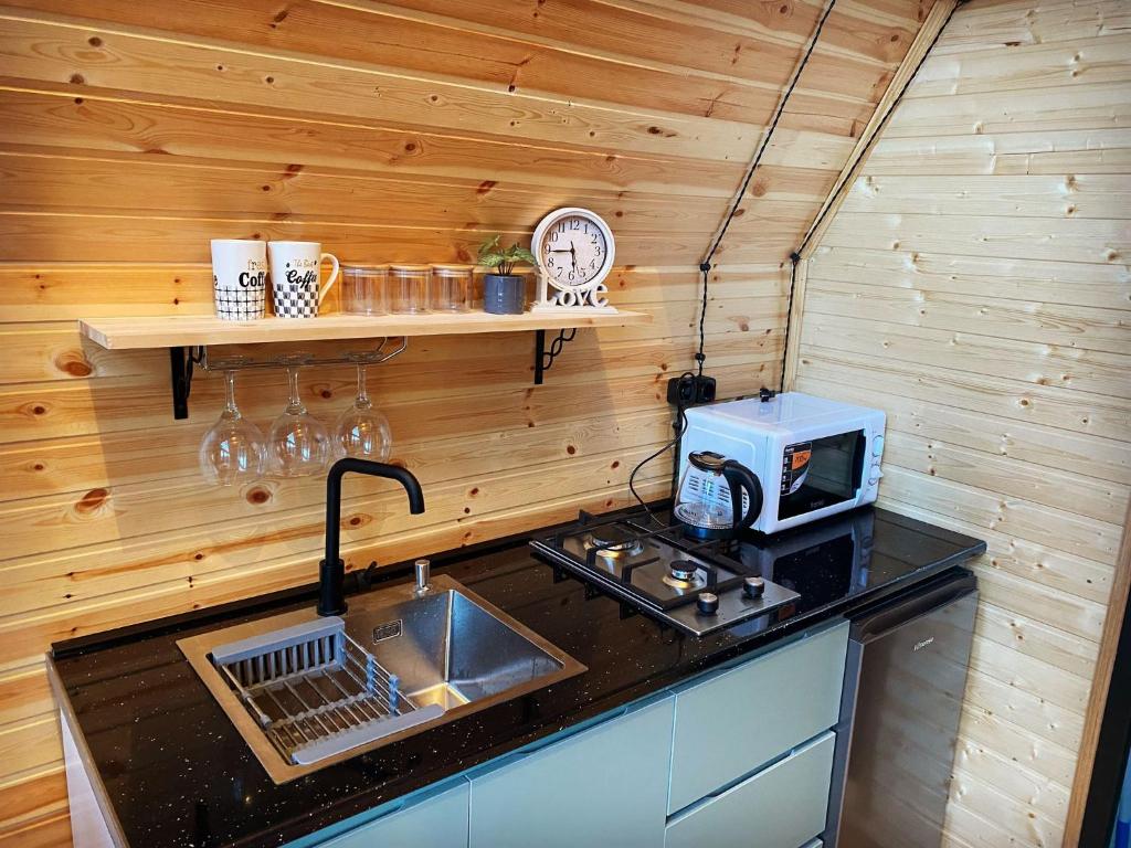 A kitchen or kitchenette at Welcome Cottage