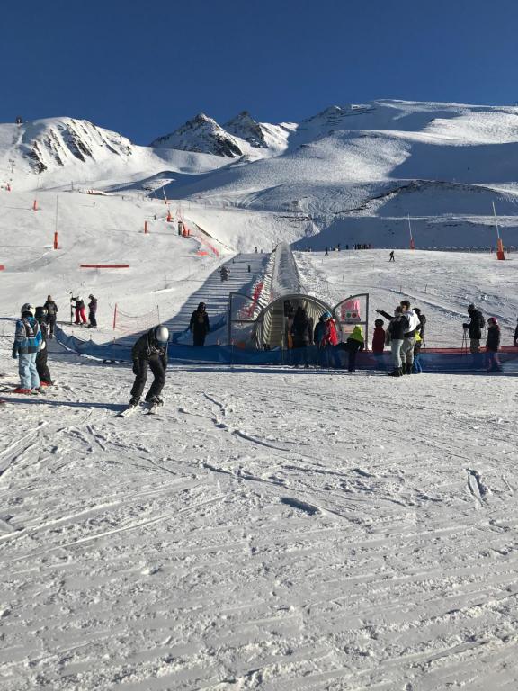 un groupe de personnes skier sur une piste enneigée dans l'établissement Appart Station de ski Peyragudes versant Les Agudes - 6 pers, à Gouaux-de-Larboust