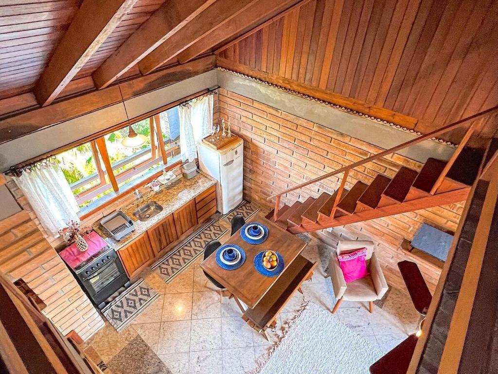 - Vistas a la cocina y a la sala de estar en Villa Bali Casas pé na areia, en Barra de Ibiraquera