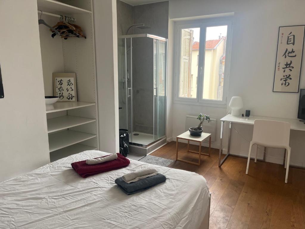 Un pat sau paturi într-o cameră la Chambre avec salle de bain en plein coeur de Nice