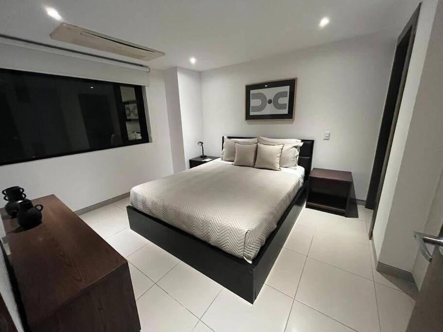 Un pat sau paturi într-o cameră la Hotel poseidon piscina & jacuzzi