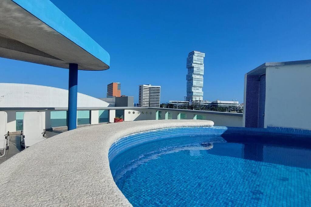 una piscina en la azotea de un edificio en "Condominio Américas", en Boca del Río