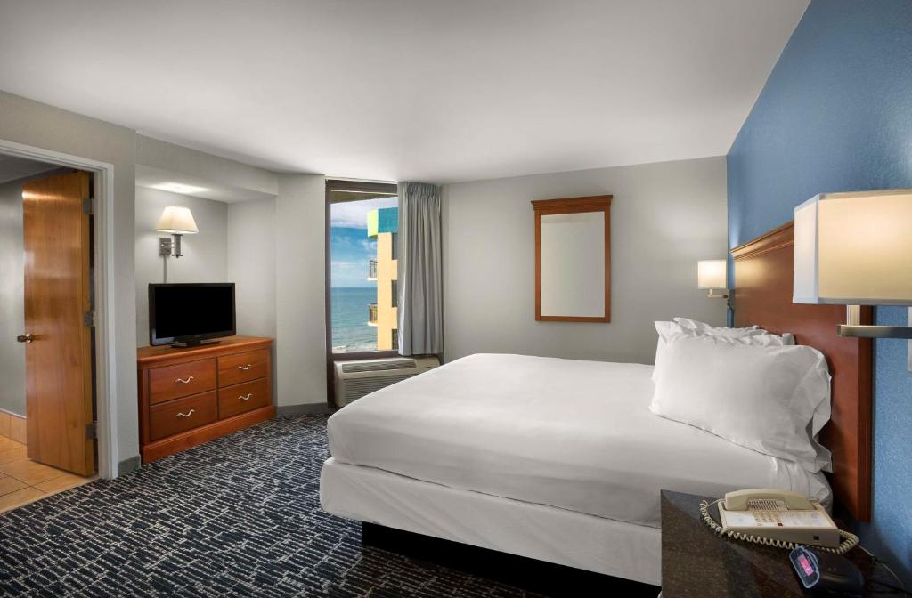 Een bed of bedden in een kamer bij Dayton House Resort - BW Signature Collection