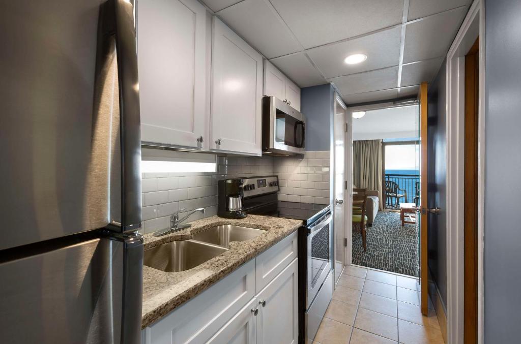 Een keuken of kitchenette bij Dayton House Resort - BW Signature Collection