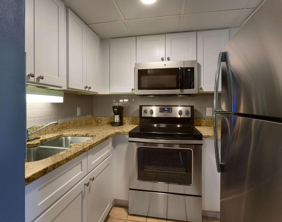 Een keuken of kitchenette bij Dayton House Resort - BW Signature Collection