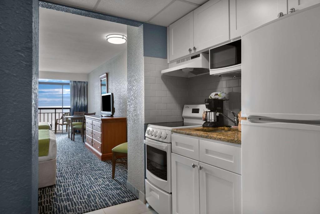 Een keuken of kitchenette bij Dayton House Resort - BW Signature Collection