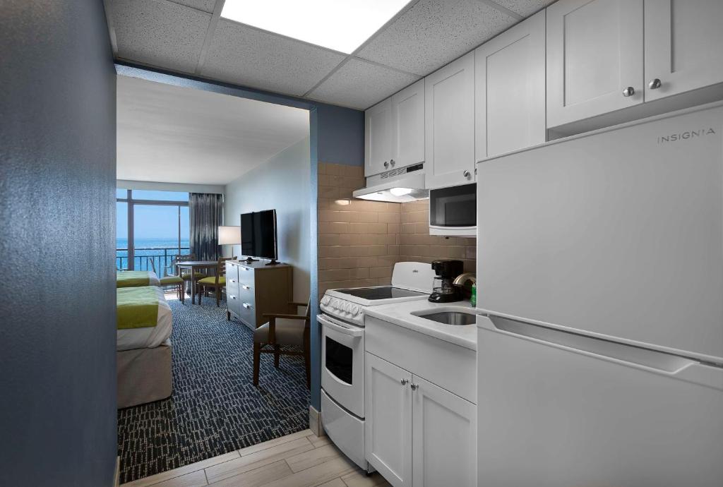 Een keuken of kitchenette bij Dayton House Resort - BW Signature Collection
