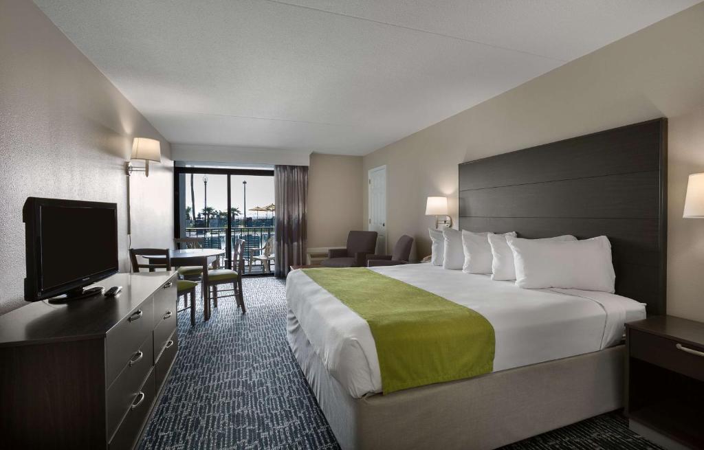Een bed of bedden in een kamer bij Dayton House Resort - BW Signature Collection