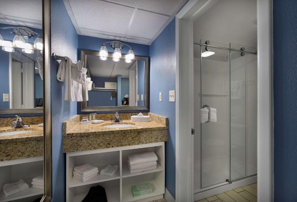 een badkamer met 2 wastafels en een douche bij Dayton House Resort - BW Signature Collection in Myrtle Beach