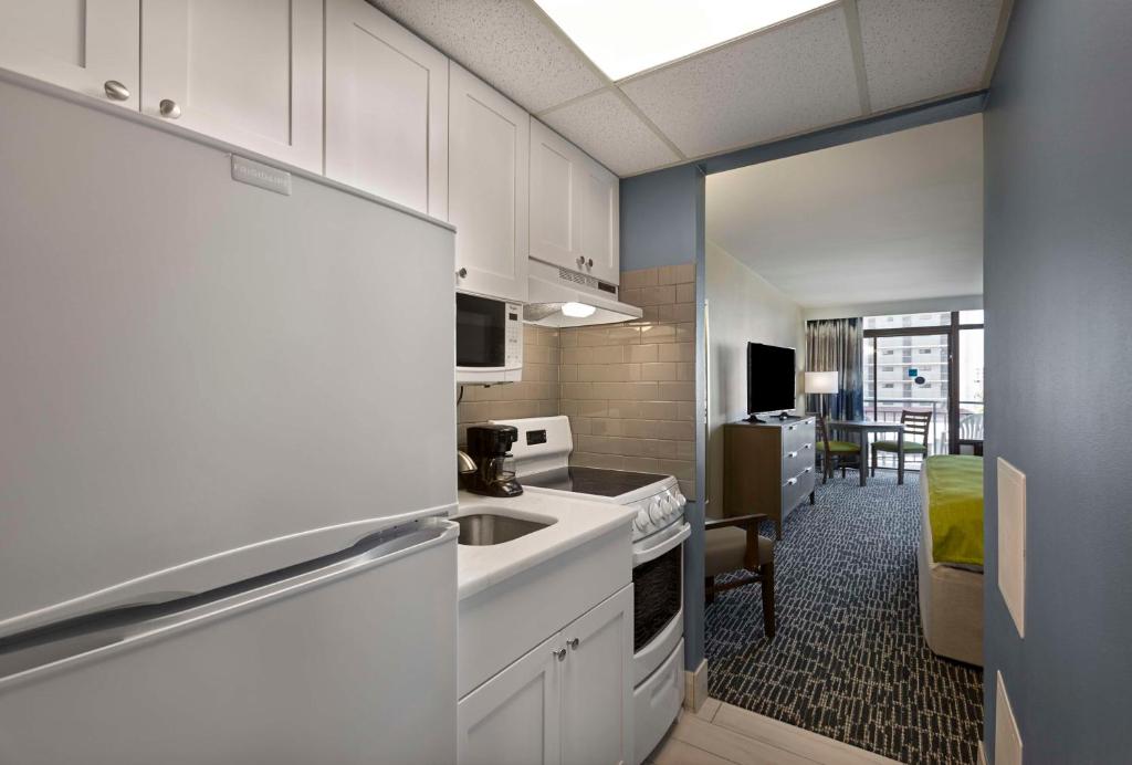 Een keuken of kitchenette bij Dayton House Resort - BW Signature Collection