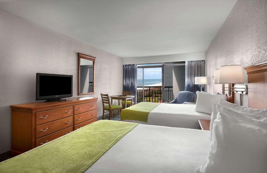 Een bed of bedden in een kamer bij Dayton House Resort - BW Signature Collection