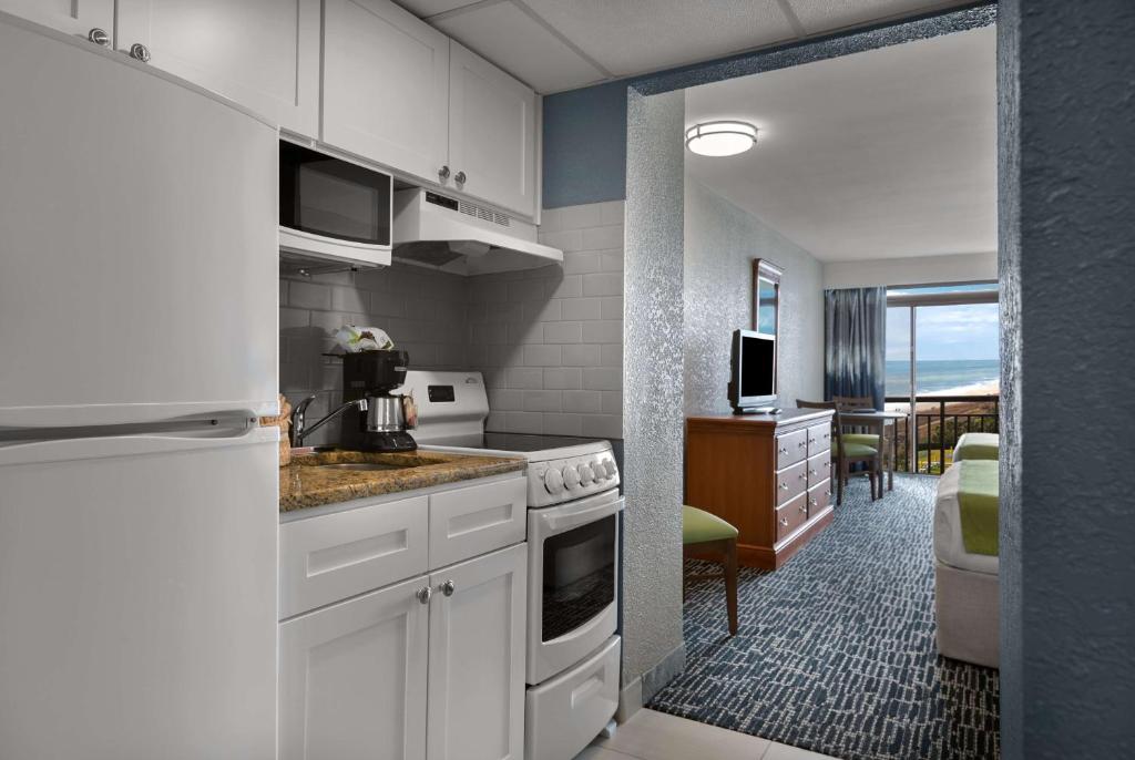 Een keuken of kitchenette bij Dayton House Resort - BW Signature Collection