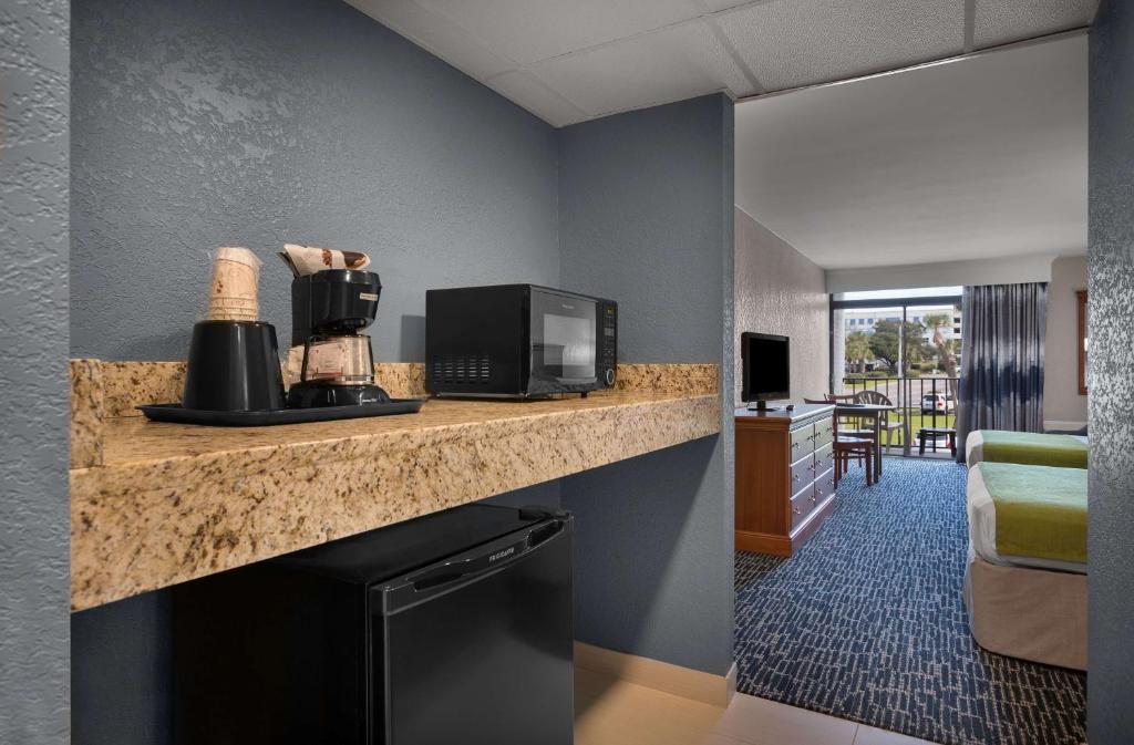 Een keuken of kitchenette bij Dayton House Resort - BW Signature Collection