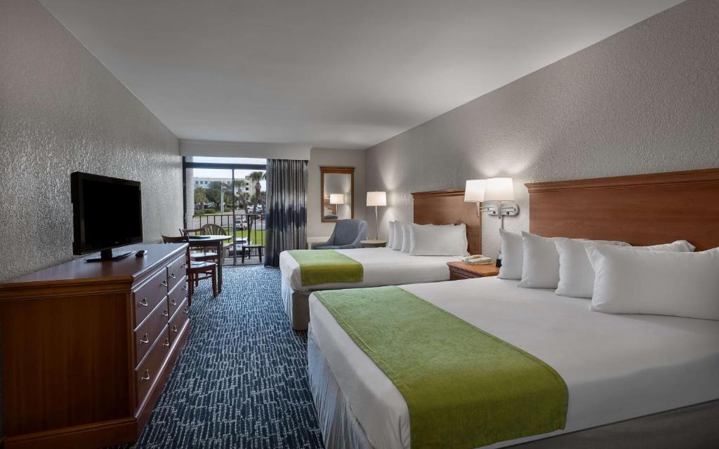 Een bed of bedden in een kamer bij Dayton House Resort - BW Signature Collection