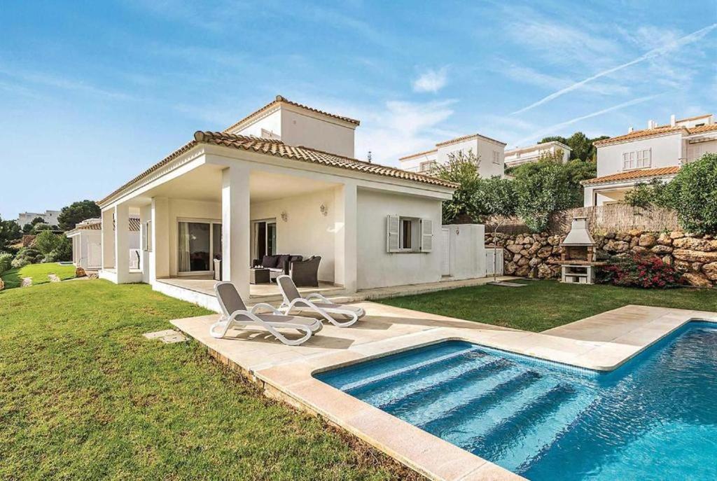 埃斯梅爾卡達爾的住宿－Villa Arual，一座带游泳池和房子的别墅