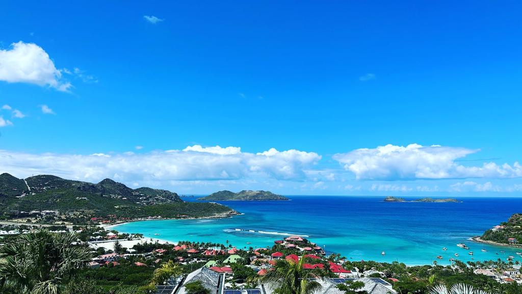 vistas a una playa con el océano y a los edificios en Sunrise - Luxury villa at the heart of the island, en Gustavia