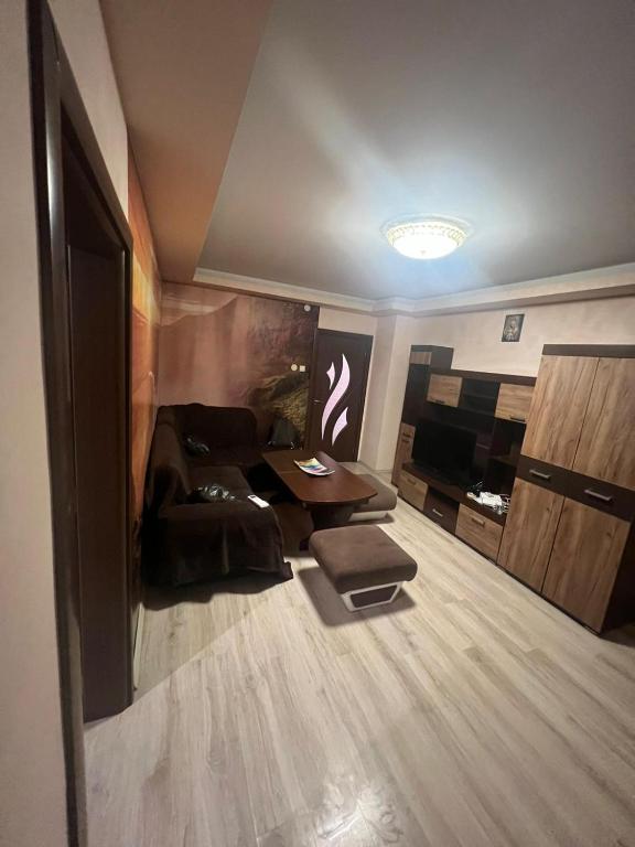 普羅夫迪夫的住宿－Многостаен Апартамент，客厅配有沙发和桌子