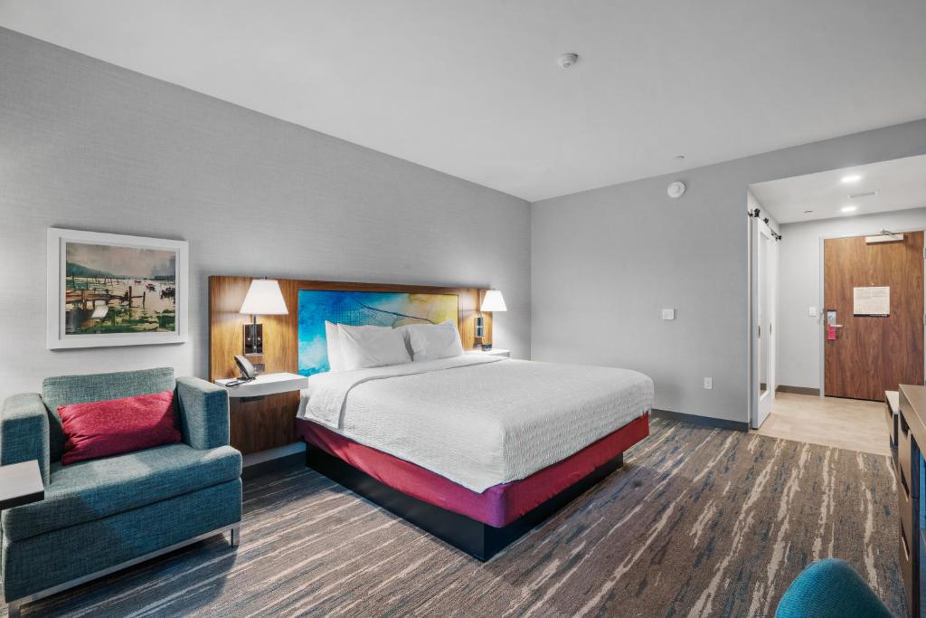 una camera d'albergo con letto e sedia di Hampton Inn Morro Bay a Morro Bay