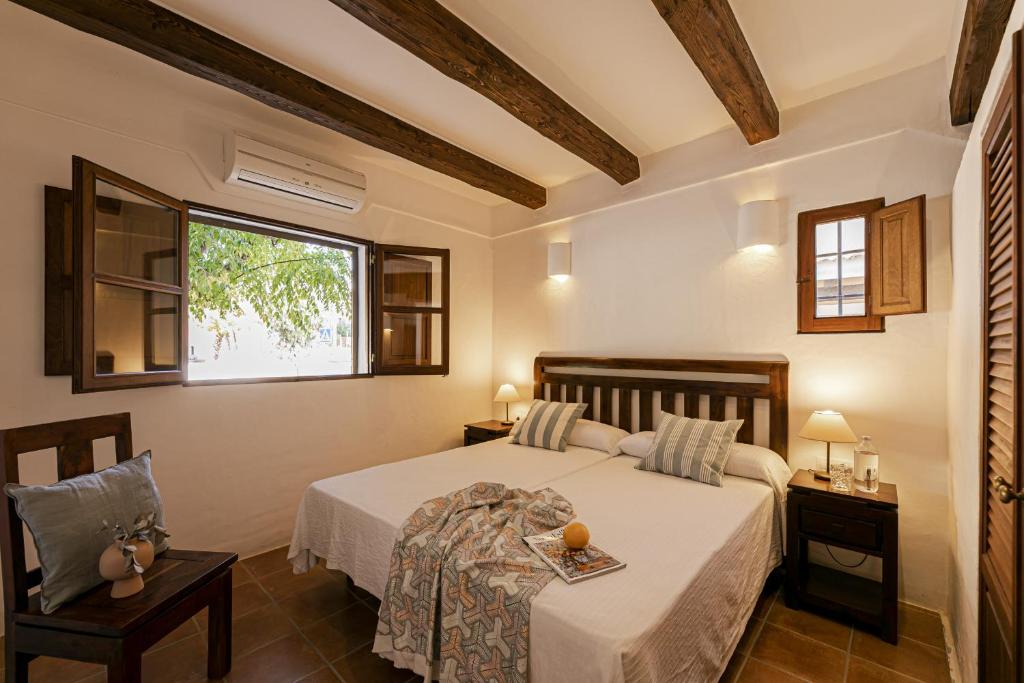 サン・フランセスク・ハヴィエルにあるCan Noves - Villa de 5 suites 28 y 58のベッドルーム(ベッド1台、窓付)