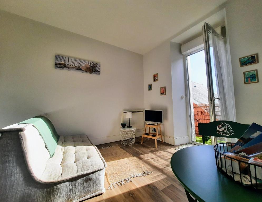 un salon avec un canapé et une table dans l'établissement Le studio d'en O, Au cœur de la haute ville de Pornic., à Pornic