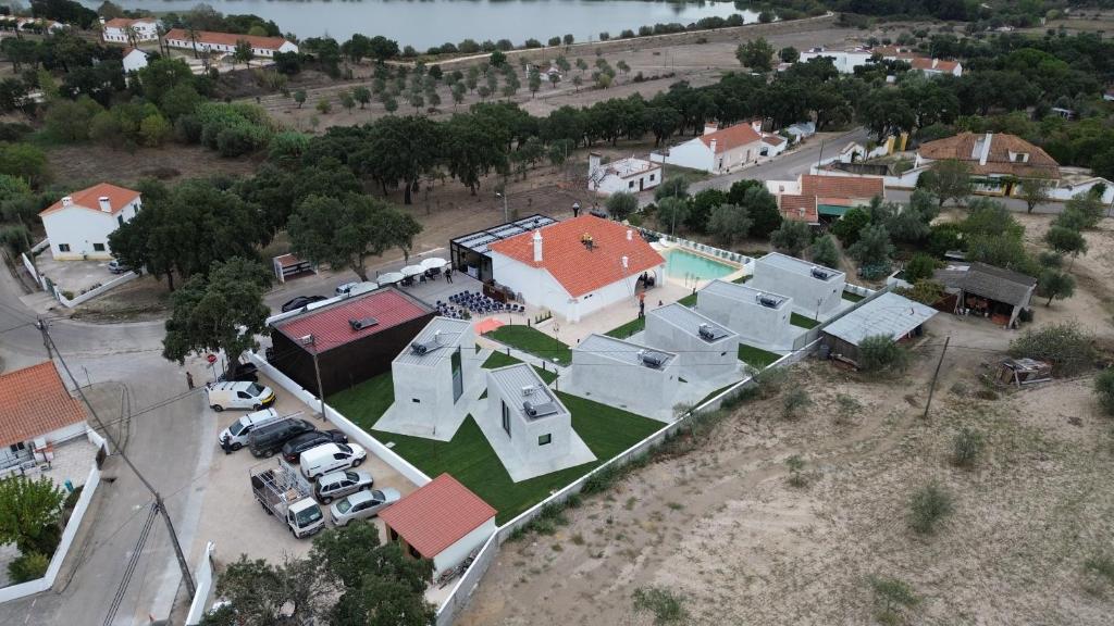 una vista aérea de una casa con aparcamiento en L'École Eco Resort, 