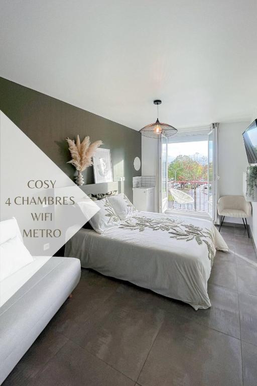 une chambre avec un grand lit et une grande fenêtre dans l'établissement Auteuil • 4 Chambres • Wifi • Métro à 400m, à Rennes