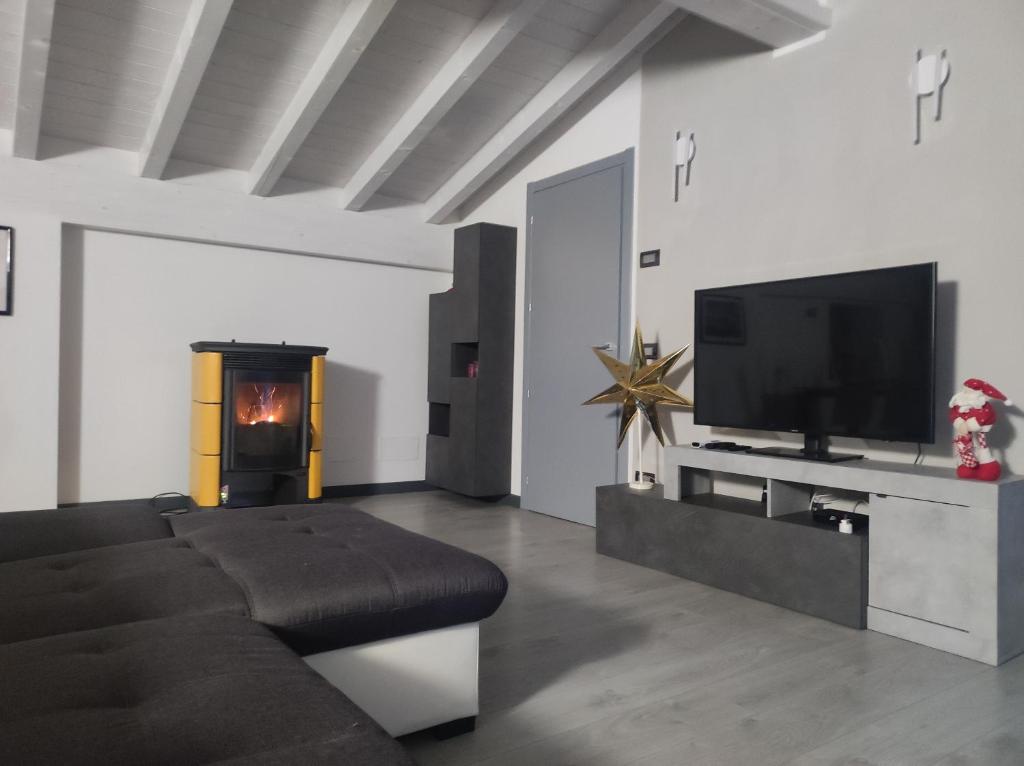 TV a/nebo společenská místnost v ubytování Luminoso appartamento vista lago