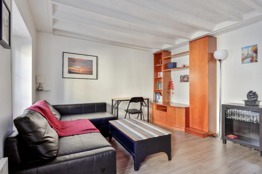 Ein Sitzbereich in der Unterkunft Beautiful apartment close to the Eiffel Tower - Welkeys