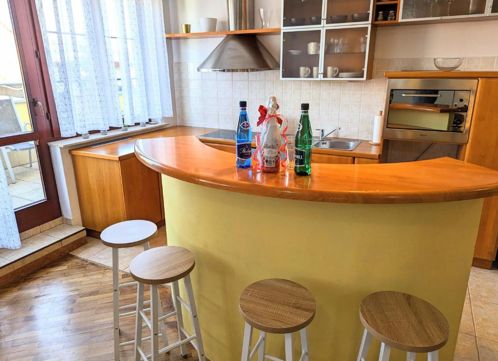 Kuchyň nebo kuchyňský kout v ubytování 3-Bedroom Apt in Town Square