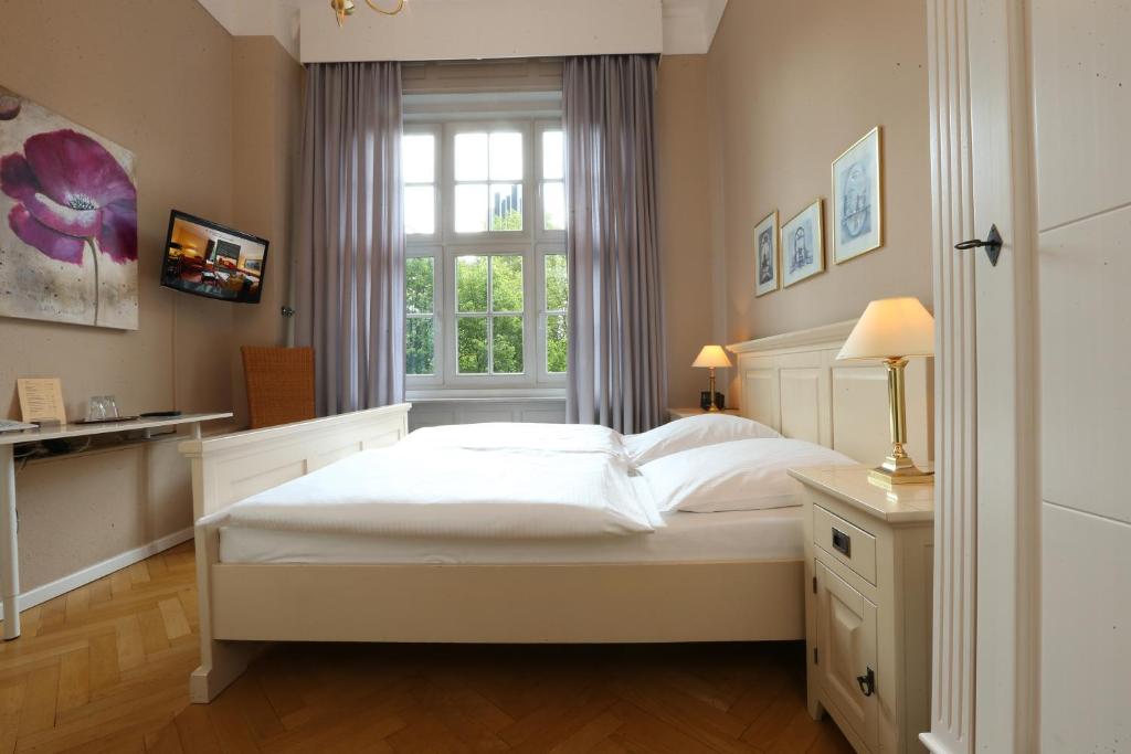 
Economy Double Room with Shared Toilet
