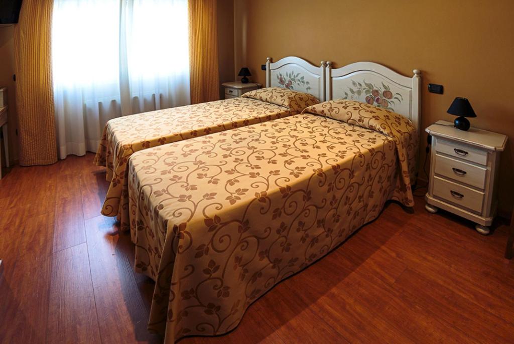 una camera con letto, cassettiera e finestra di LOCANDA LE 4 CIACOLE a Roverchiara