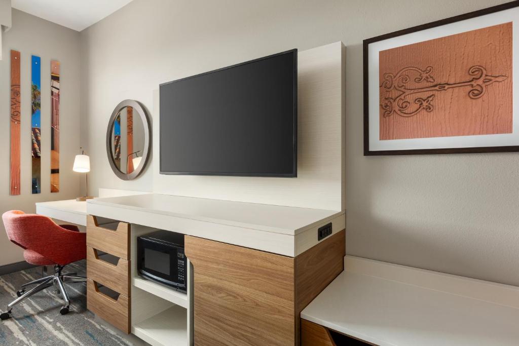 Hampton Inn & Suites San Mateo-San Francisco Airport - King Studio Suite