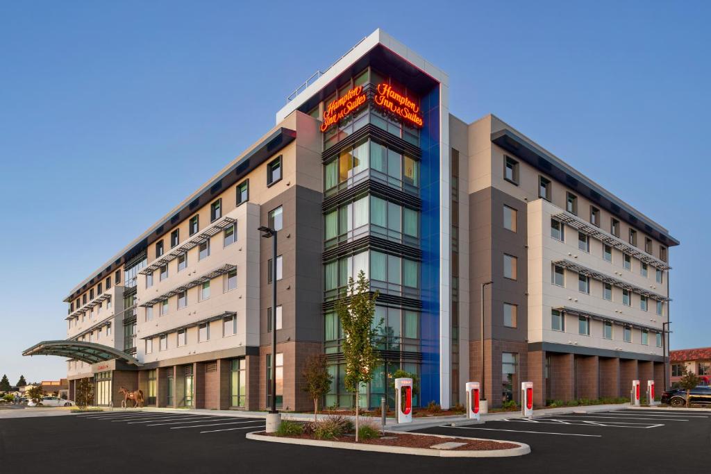 a building with a sign on the side of it at Hampton Inn & Suites San Mateo-San Francisco Airport in San Mateo
