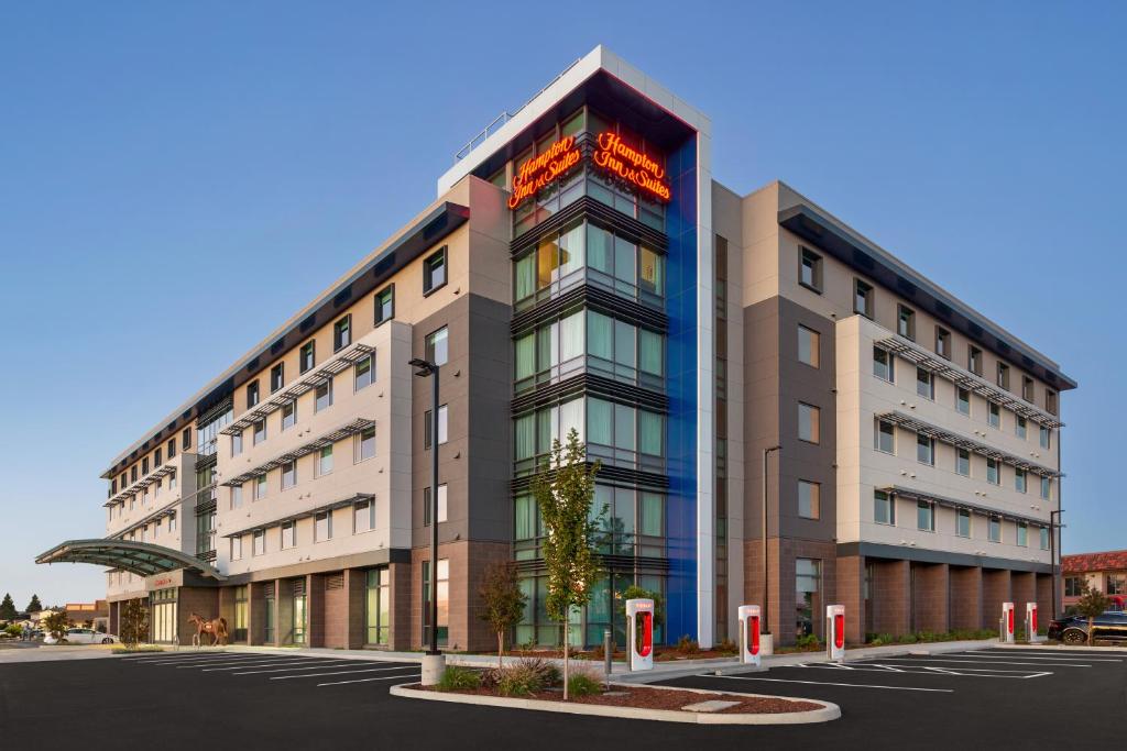 un edificio con un cartel en el costado en Hampton Inn & Suites San Mateo-San Francisco Airport, en San Mateo