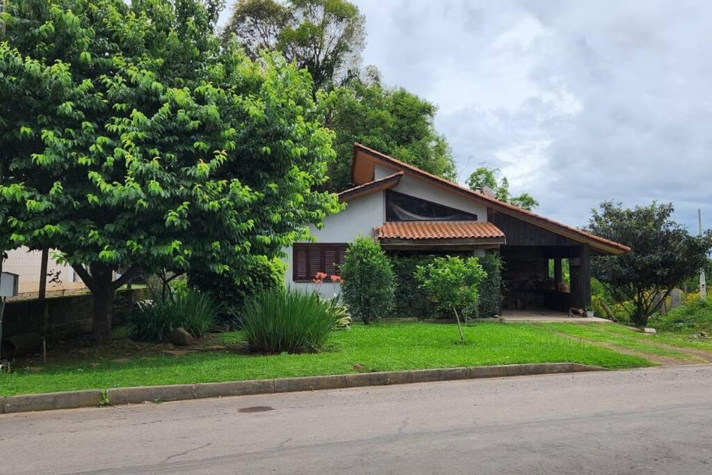 a house on the side of a street at Casa com vista para o vale - Serra Gaúcha in Nova Petrópolis